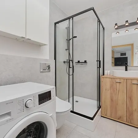 Center Mirrors With Parking By Renters * 브로츠와프