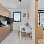 Center Mirrors With Parking By Renters * Breslau