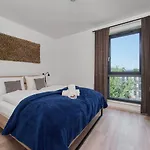 Center Mirrors With Parking By Renters Breslau