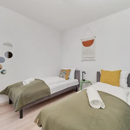 Appartement Center Mirrors With Parking By Renters