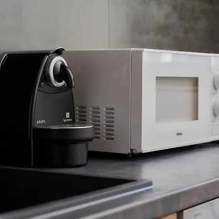 Center Mirrors With Parking By Renters شقة