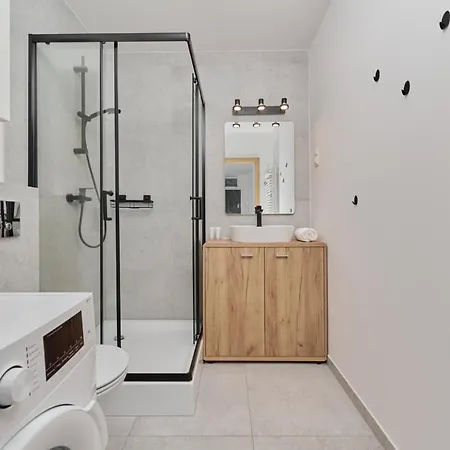 Center Mirrors With Parking By Renters Appartement Wrocław