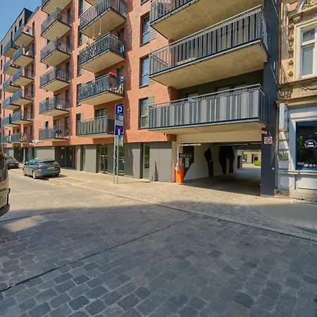 Center Mirrors With Parking By Renters Breslau
