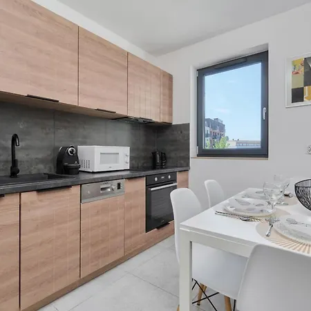 Center Mirrors With Parking By Renters شقة