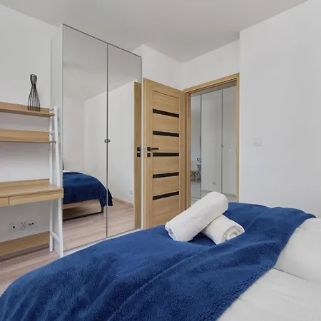 Center Mirrors With Parking By Renters Appartement Wrocław
